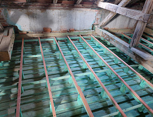 Zateplení stropu rekonstruované školy v Plzni